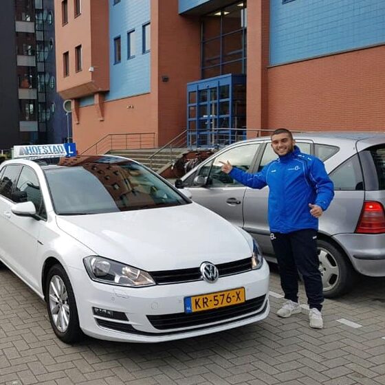 Geslaagde leerling met duimen omhoog