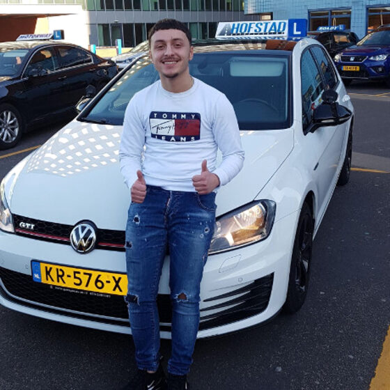 Geslaagde leerling voor de witte lesauto