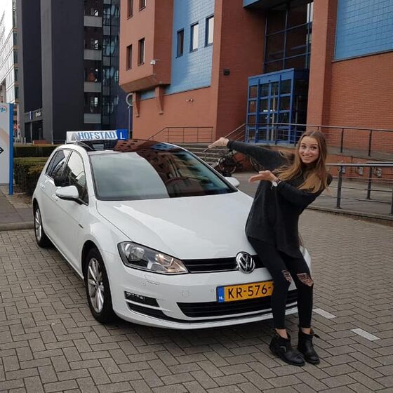 Geslaagde leerling wijst naar de HOFSTAD-daklichtbak